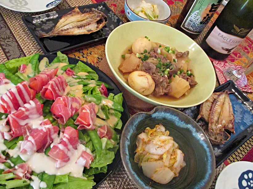 変な夕食。ｵｰｶﾞﾆｯｸ野菜とﾄﾞﾚｯｼﾝｸﾞde生ﾊﾑｻﾗﾀﾞ*肉じゃが+玉子*小田原産ｱｼﾞの干物*白菜浅漬のﾎﾟﾝ酢とｷﾑﾁ風*納豆と味噌汁と海苔ﾊｧﾊｧ|ふかرさん