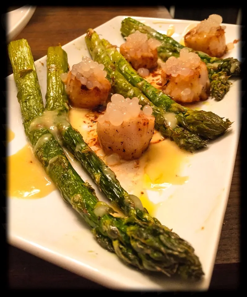 Scallops sauteed in butter w/ lemon beads & asparagus w/ hollandais|chef_MelissaWさん