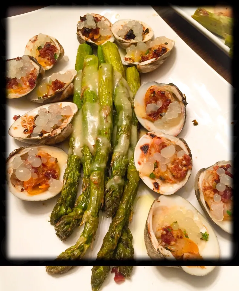 Clams w/ bacon, garlic,oil and lemonbeads. Asparagus w/ hollandais|chef_MelissaWさん