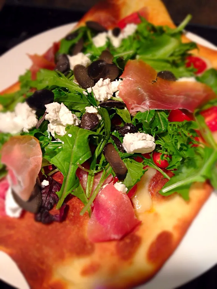 Snapdishの料理写真:Flatbread with field Green & prosciutto|Allissa Zhaoさん