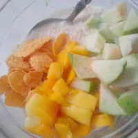 oatmeal, skim milk with some diced fruits and cornflakes|Izni Arifah Shuibさん