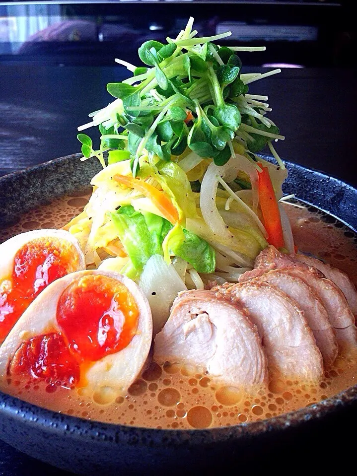 ⭐️自家製鶏チャーシューと味玉で味噌ラーメン|よっちぃさん