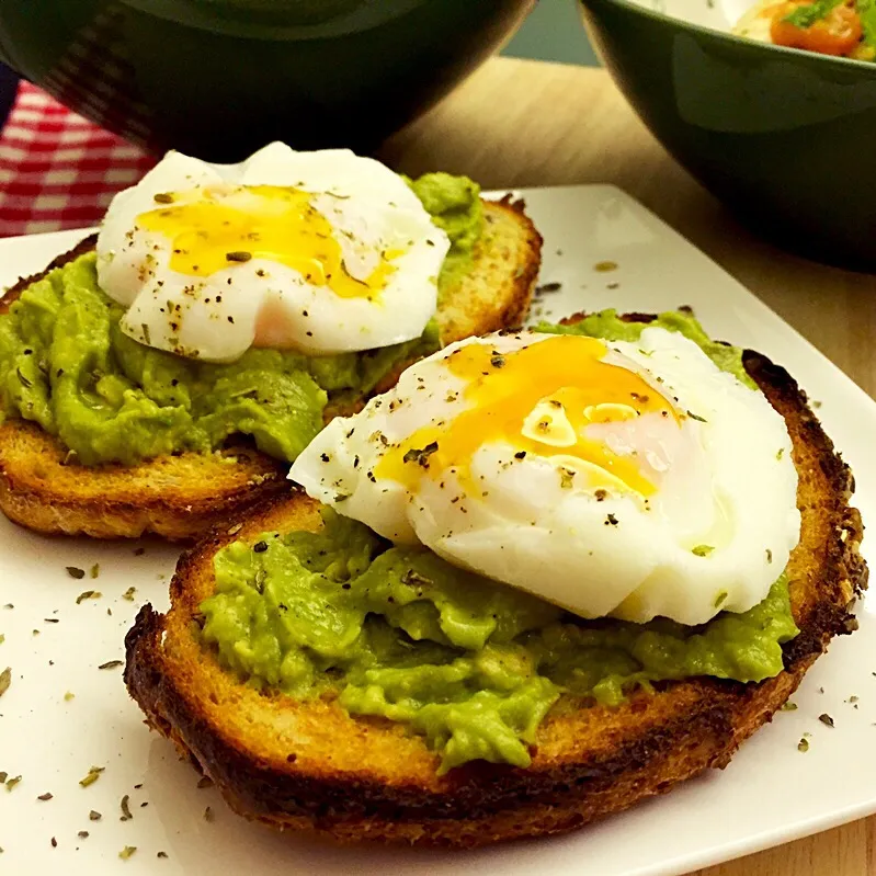 Avocado Toasts with Poached Eggs|Prisca Erさん