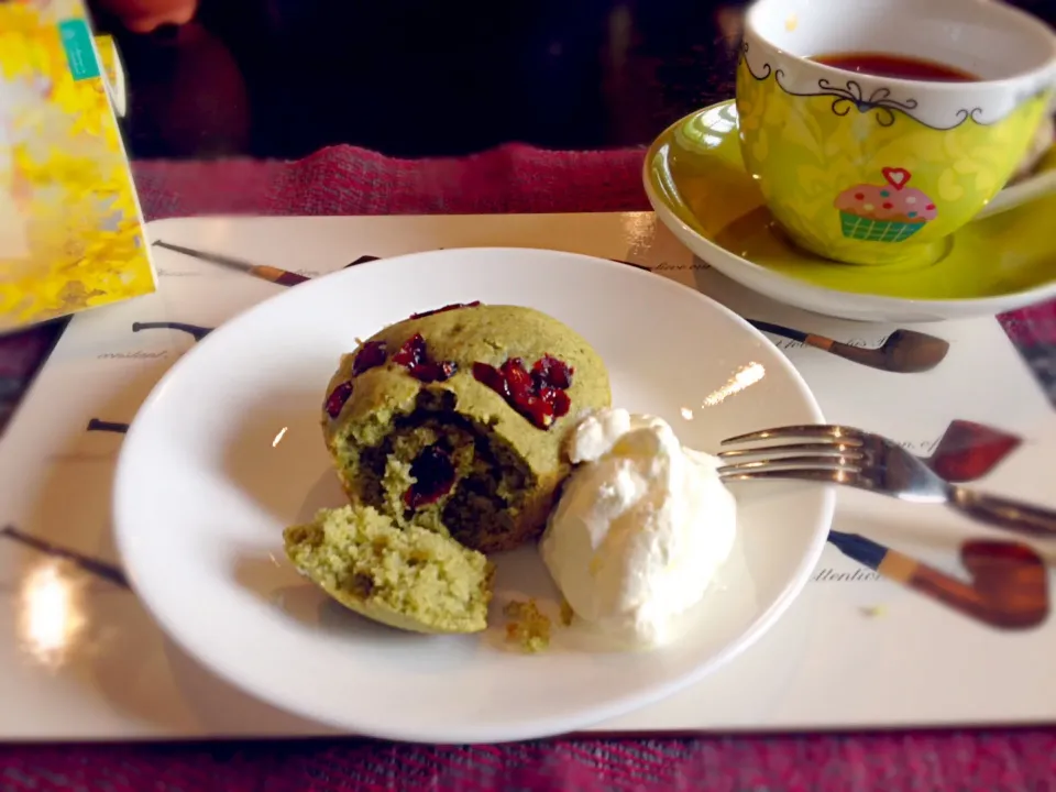 Snapdishの料理写真:Green tea cake&cranberry|mee aphipongさん