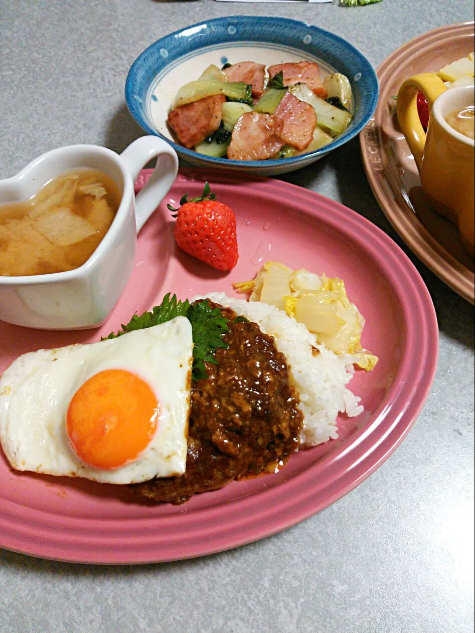 ハンバーグ　目玉焼き　みそ汁　青梗菜とベーコンのオイスター炒め|裕子さん