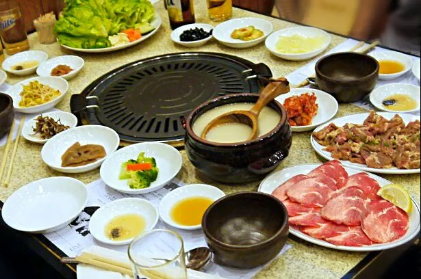 まだお肉2皿しか頼んでないのに埋まる韓国焼き肉🇰🇷|ふかرさん