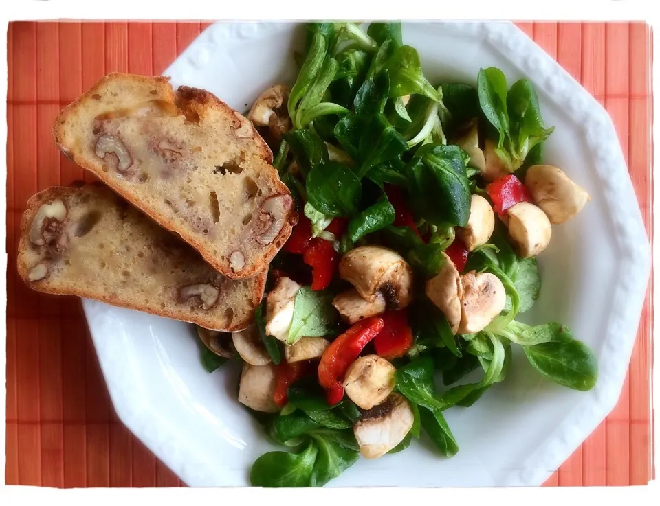 mushroom and red paprika salad topped with honey mustard dressing 🍯 and homemade walnut bread 🍞|CatzeMDさん