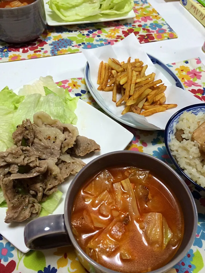 豚肉香草蒸し、フライドポテト、ミネストローネ、ガーリック鳥炊き込みご飯。|I  まりこさん