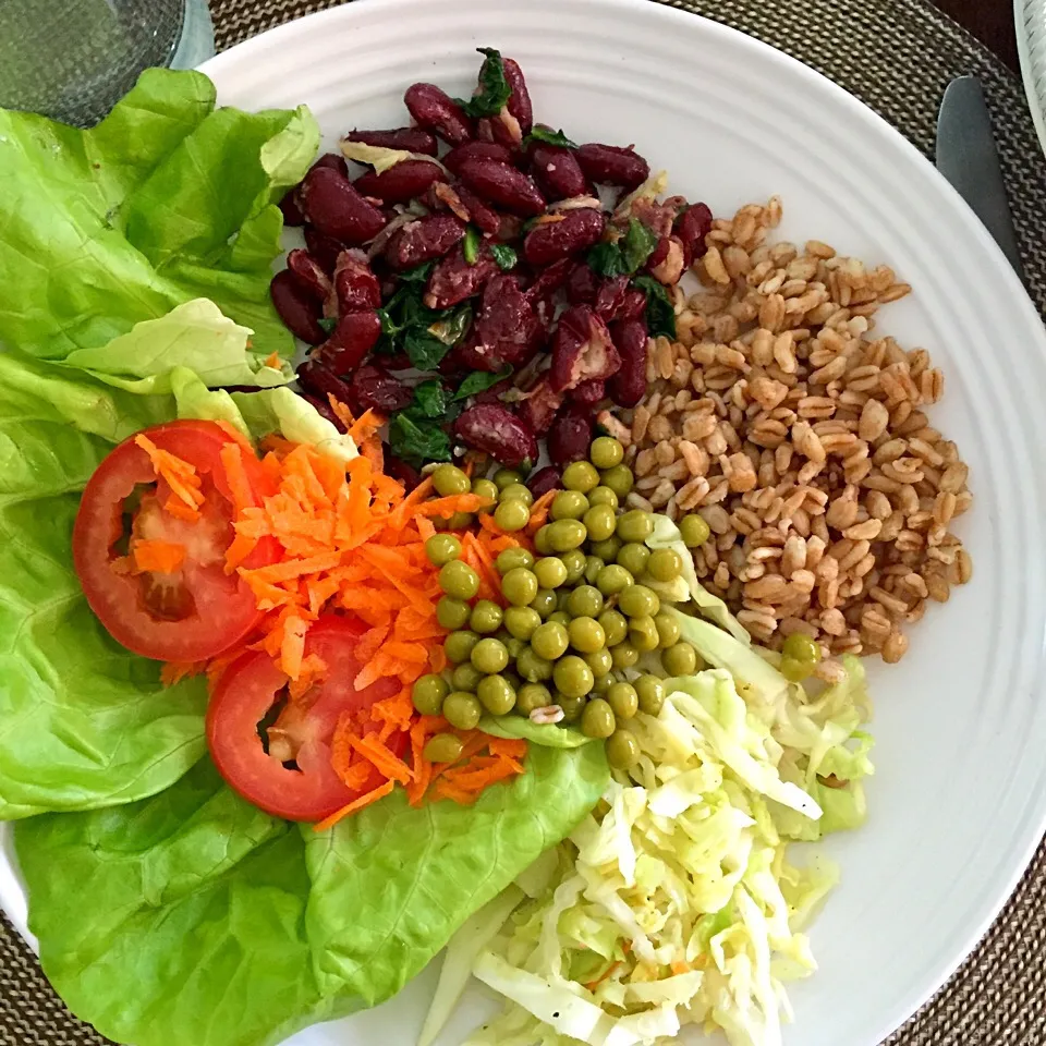 Farro, kidney beans, cabbage, lettuce, tomato, carrots and peas|victoria valerioさん