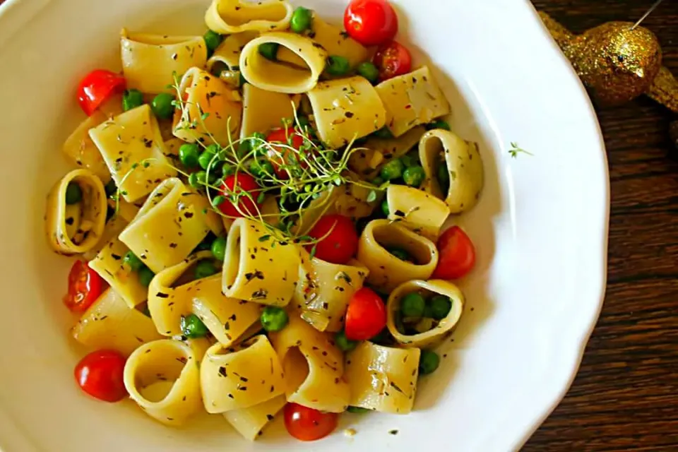 Dinner Anelli Giganti with peas, tomatoes and garlic. 

#Italian#pasta#greenpeas#healthyliving #vegetarian #whatveganseat #instafood #yogamind #yoga #foodonIG #|lisaさん