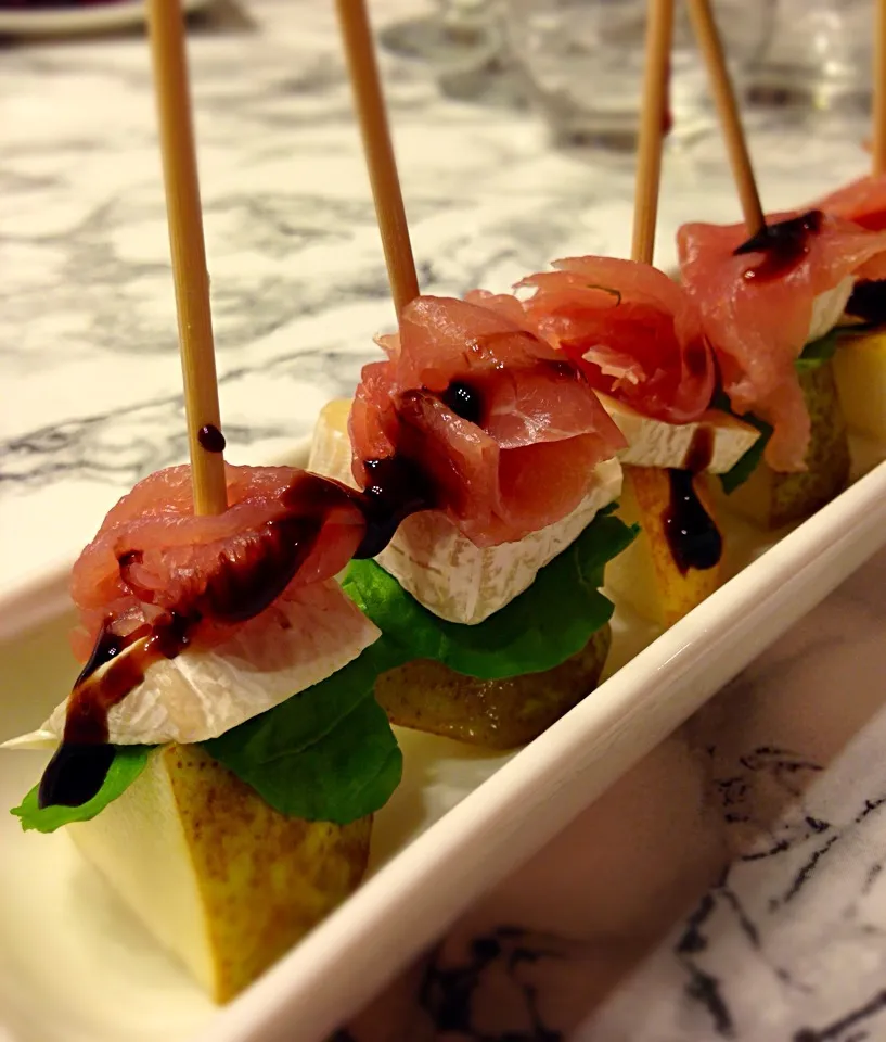 Pear, camembert arugula and prosciutto pintxos|Sayakaさん