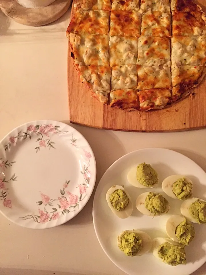 Avocado deviled eggs and chicken alfredo thin crust pizza!!! 3/30|Didi Duangさん