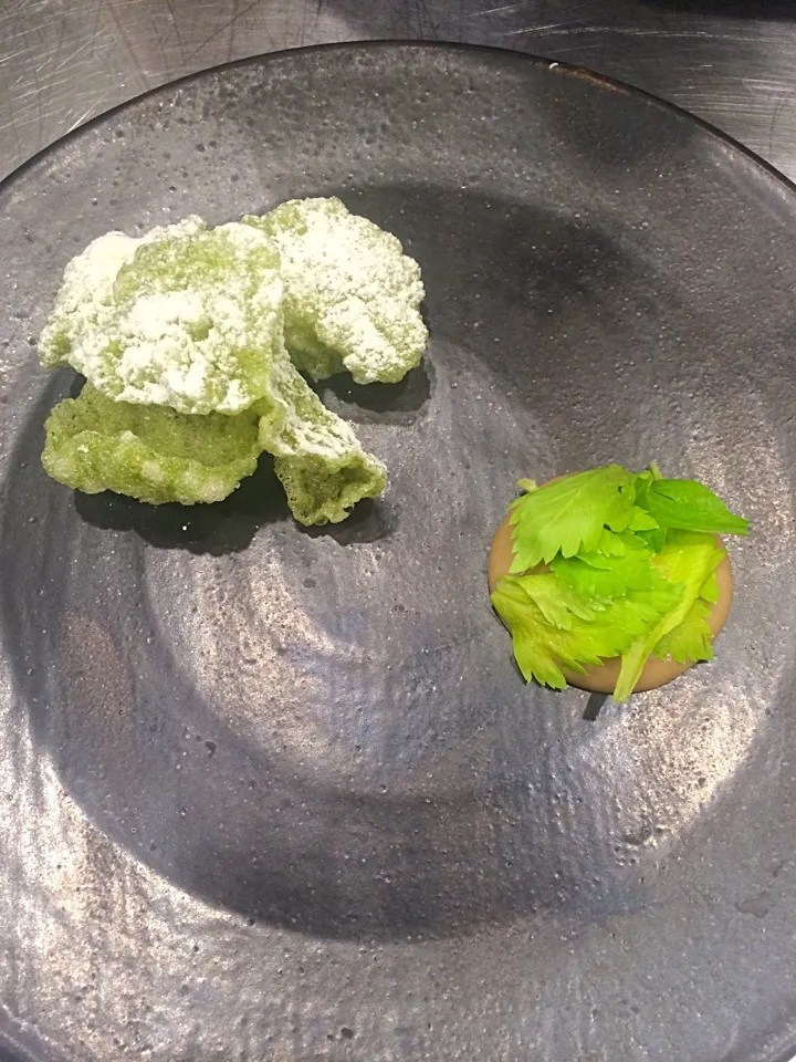 Kale chips, green strawberry ketchup, buttermilk powder|andrew franciscoさん