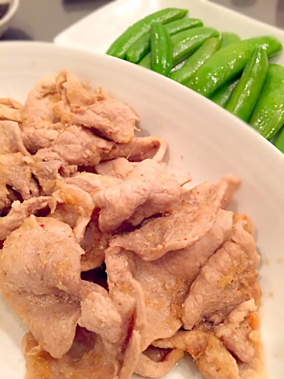 Snapdishの料理写真:豚肉の生姜焼きと茹でたてスナップエンドウを作ってみたよ〜|Tomyさん