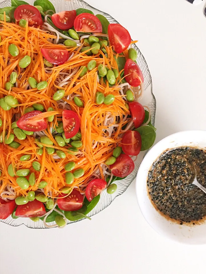 Snapdishの料理写真:Japanese inspired salad with ramen, edamame, carrot, tomato, baby spinach with a black sesame dressing|12Dragonさん