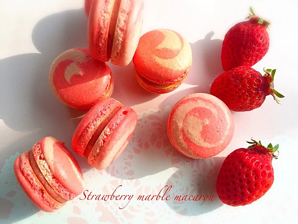 Snapdishの料理写真:Strawberry marble macaron🍓|サクラさん