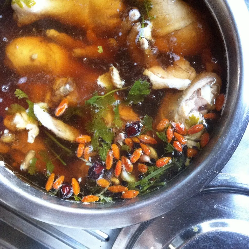 Snapdishの料理写真:Simmering chicken herb soup topped with fresh chili and lime|Eat in Thaiさん