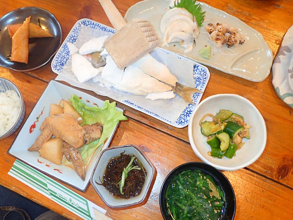 ムルウの塩釜焼にサザエ、タカセ貝の刺身、手羽とお芋の柔らか煮、コロッケ素材春巻き、キュウリ叩き、定番モズク酢、海藻お吸い物！|Izumynさん