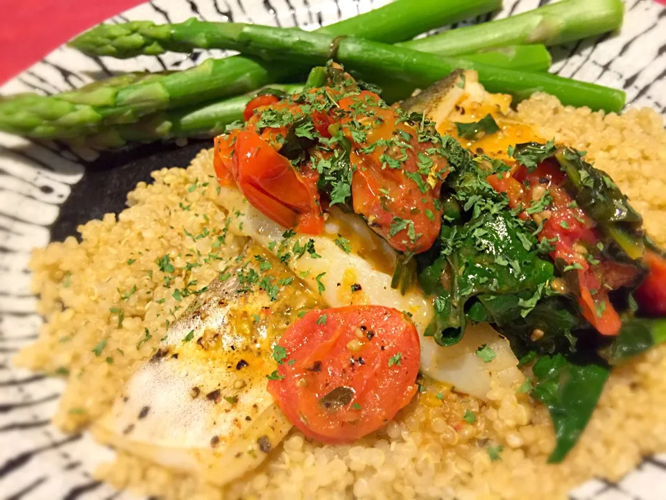 Sautéed cod with tomato and spinach garlic lemon sauce and quinoa.鱈のソテー、トマトとほうれん草のガーリックレモンソース、キヌア添え。|Sayaka Jinsenji Huletteさん