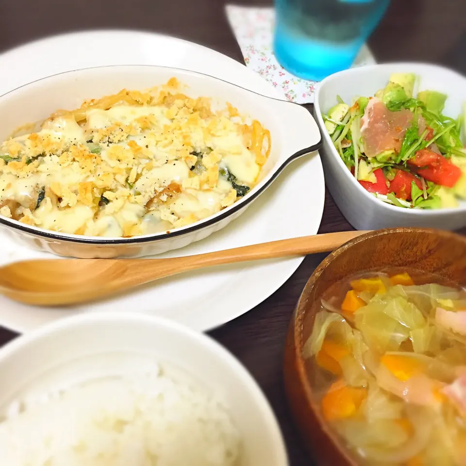 鶏もも肉とほうれん草のグラタン,生ハムとアボカドのサラダ,野菜とベーコンのコンソメスープ*＊♡|Fumiyoさん