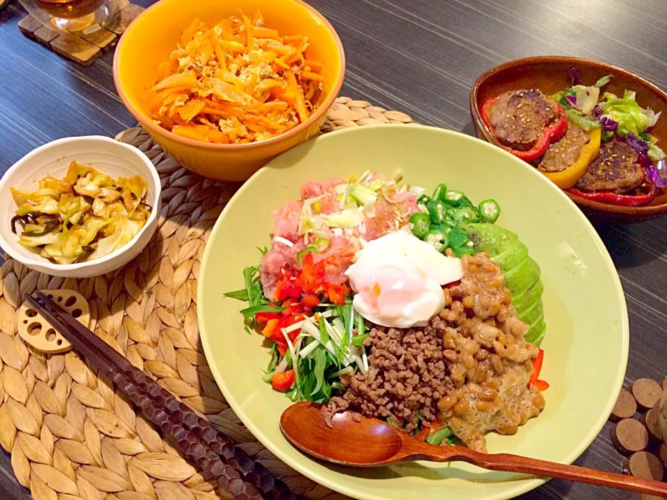 今夜はスタミナねばねば丼、人参しりしり、キャベツの塩昆布漬け、パプリカの肉詰めです。|かれんさん