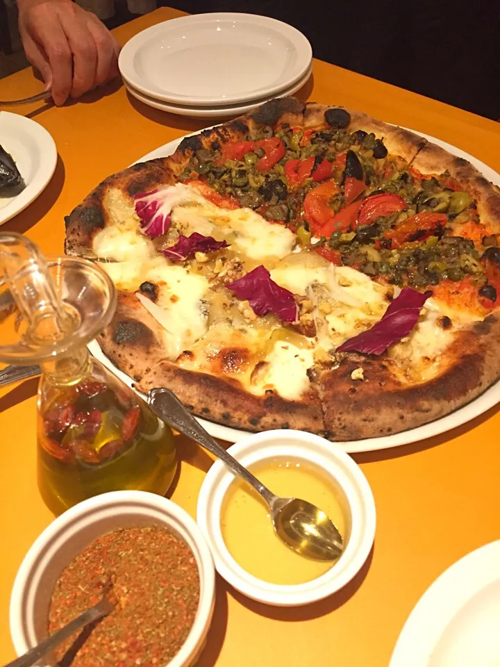 half&half pizza with 3 different spices|KellyCoさん