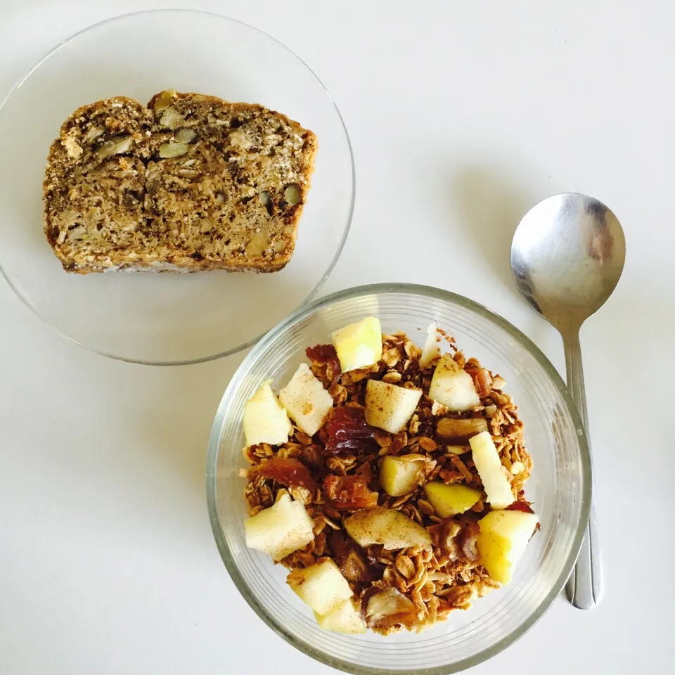 Homemade granola with whole wheat vegan banana bread|victoria valerioさん