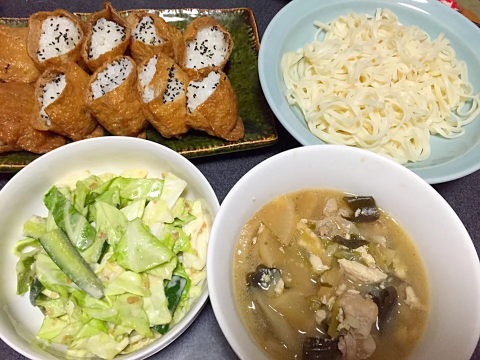 Snapdishの料理写真:肉つけ汁うどん、いなり寿司、サラダ、うどん|ms903さん