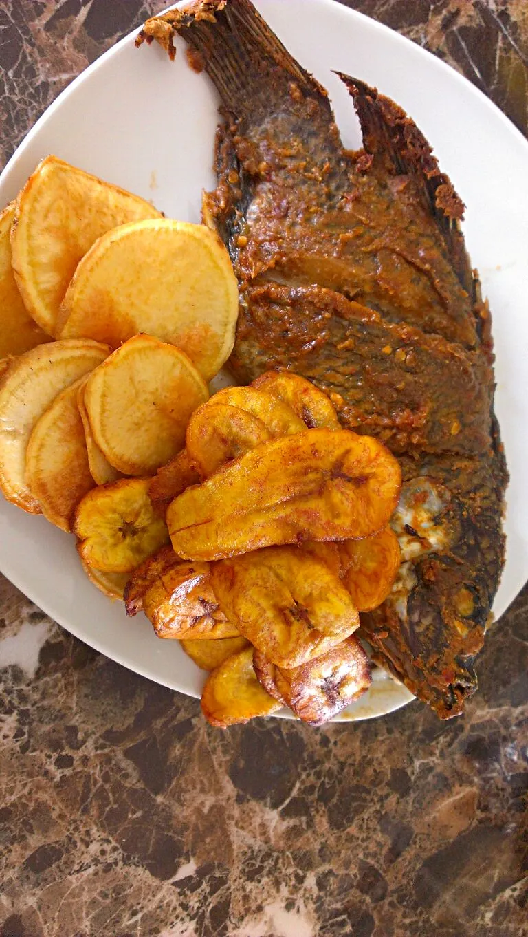 baked talipia, deep fried plantain and  fried sweet potato chips|paulaさん