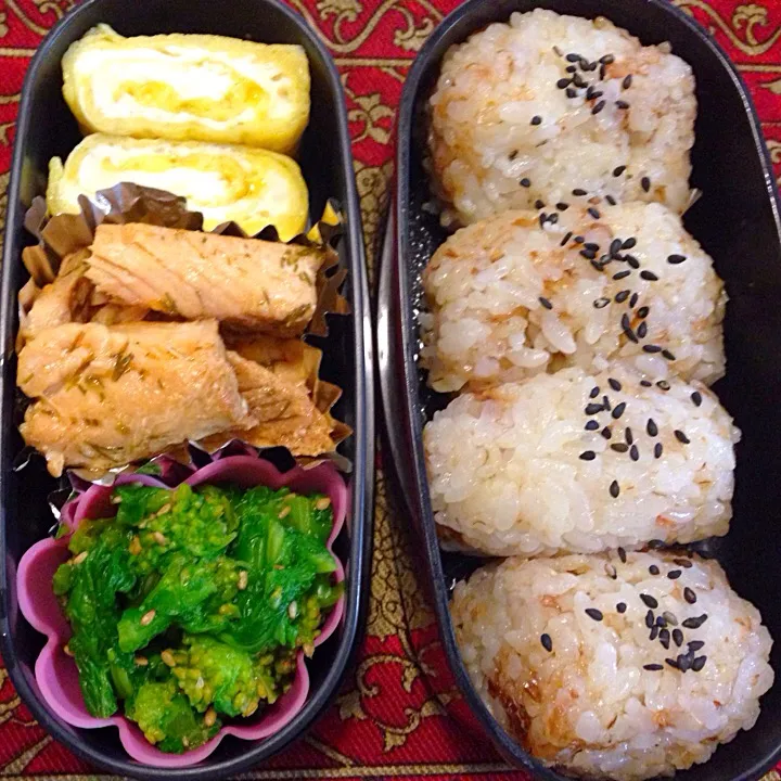 Snapdishの料理写真:おかかむすび🍙とサーモンのオイル煮と菜花の胡麻和え弁当|もえさん