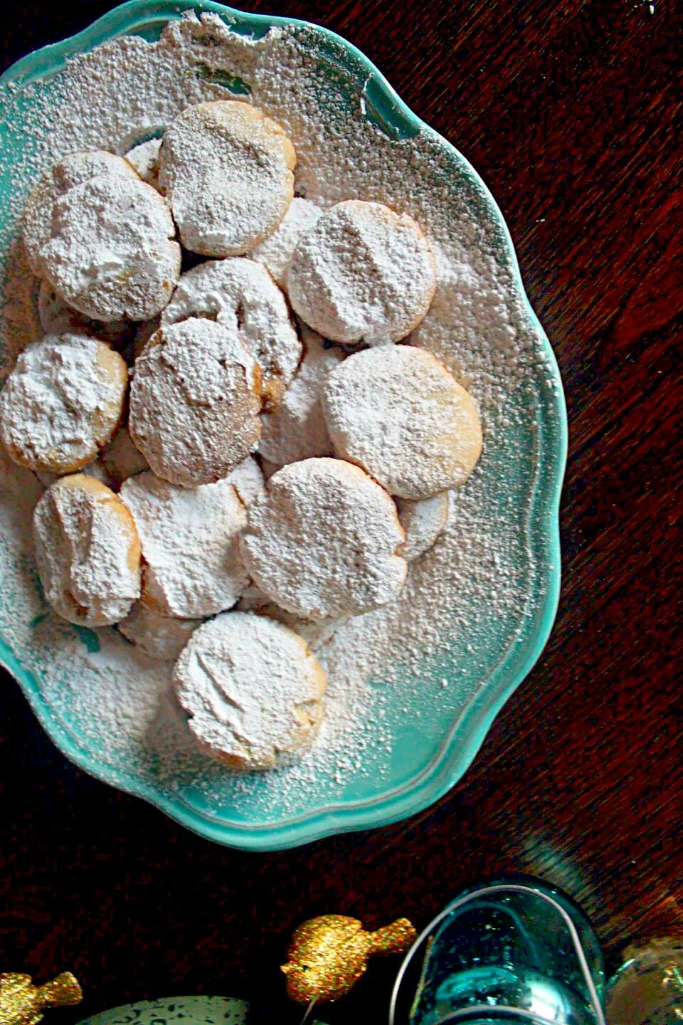 My granddaughter is half Columbian and today after the Cinderella movie and lunch we made Polvorosas. A Columbian Sugar cookie. She got carried away with the po|lisaさん