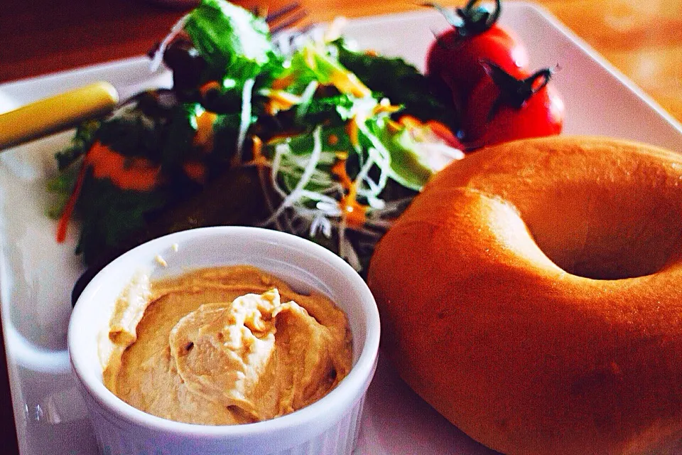 Bagel and Hummus plate w salad 💛 #vegan|Leahさん