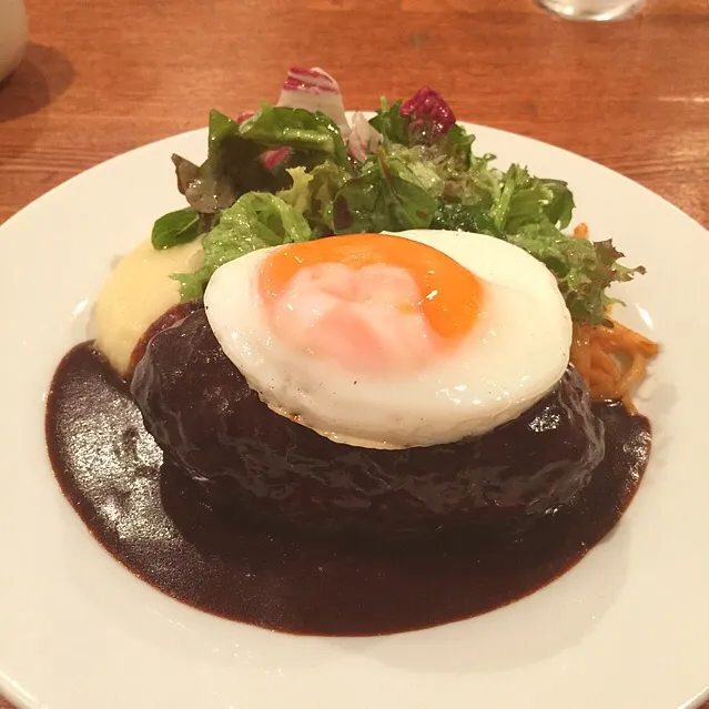 ハンバーグ デミグラスソース 目玉焼き付き|r1990297さん