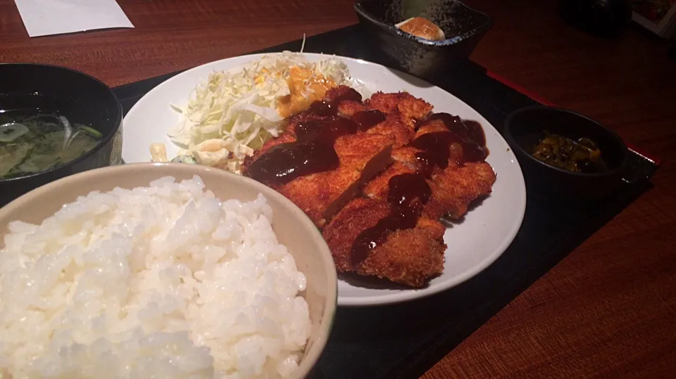 デミグラスソースのチキンカツ定食を頂きました。|momongatomoさん