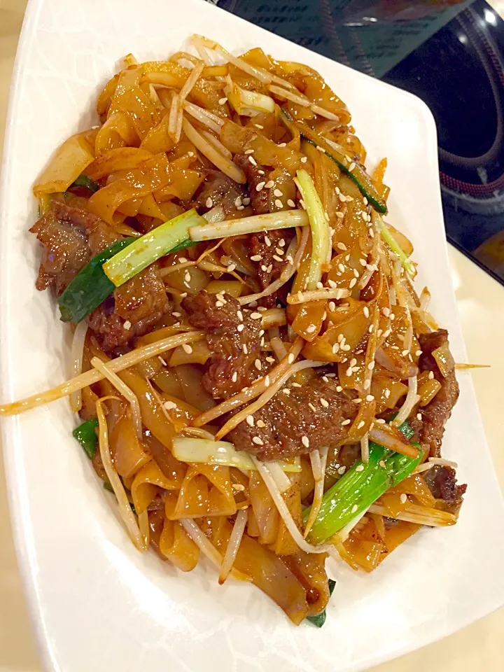 Snapdishの料理写真:Fried rice noodles with beef|Sky Blueさん