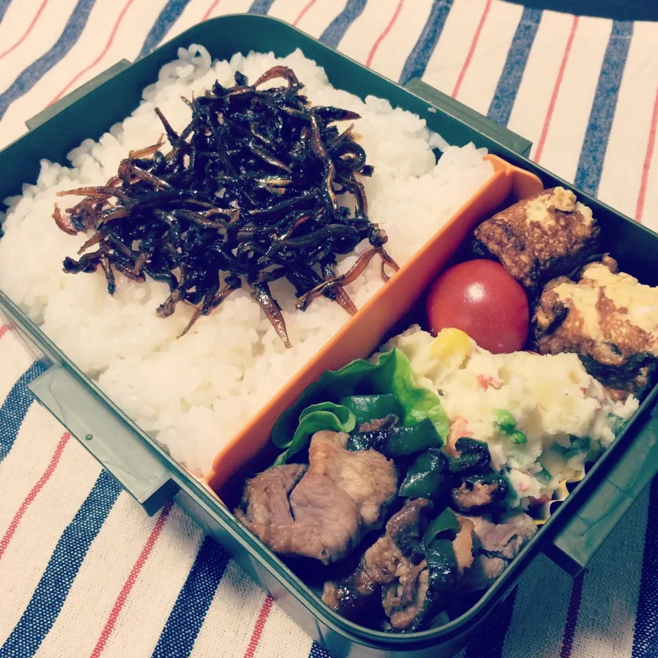 ♡ダンナ弁当♡  ☺︎豚肉とピーマンの味噌炒め  ☺︎ポテトサラダ  ☺︎玉子焼き  ☺︎プチトマト  ☺︎イカナゴご飯|Naaさん