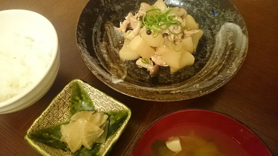 Snapdishの料理写真:豚と大根の煮物、お味噌汁、蕪の漬け物|アンジェさん