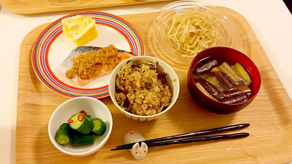 Snapdishの料理写真:今日の夕食 鮭のゴマ味噌焼き、だし巻き玉子、もやしのゴマ和え、きゅうりの甘酢漬け、舞茸の炊き込みご飯、なすの味噌汁|pinknari🐰🌈さん