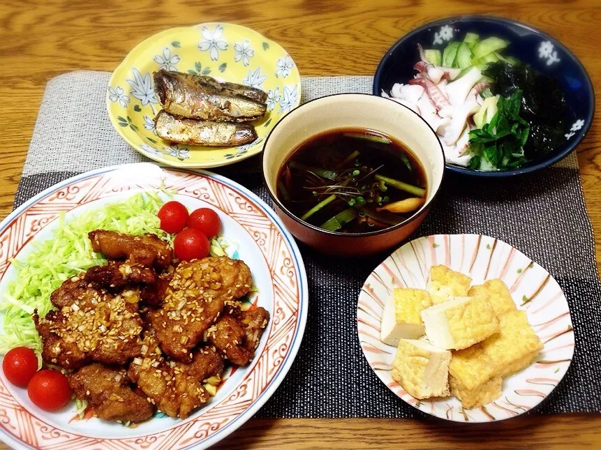 イワシの煮物・イカとワカメときゅうりとワケギのぬた・厚揚げよ煮物・ナメコとニラのお味噌汁・豚だけど油淋鶏|美也子さん