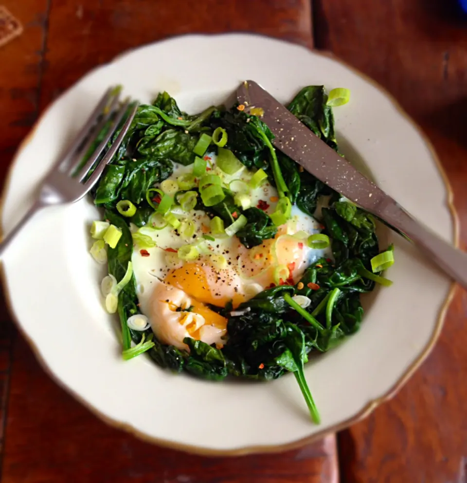 Baked eggs in spinach topped with spring onion and chili flakes|Safiraさん