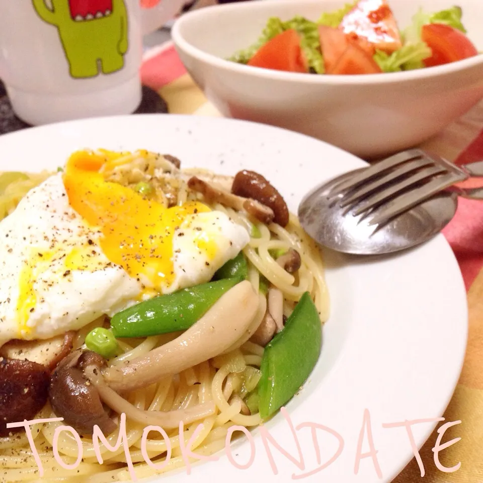 スナップエンドウとキノコのパスタ 温玉のせ🍴♡|🇯🇵ともこちゃん。さん