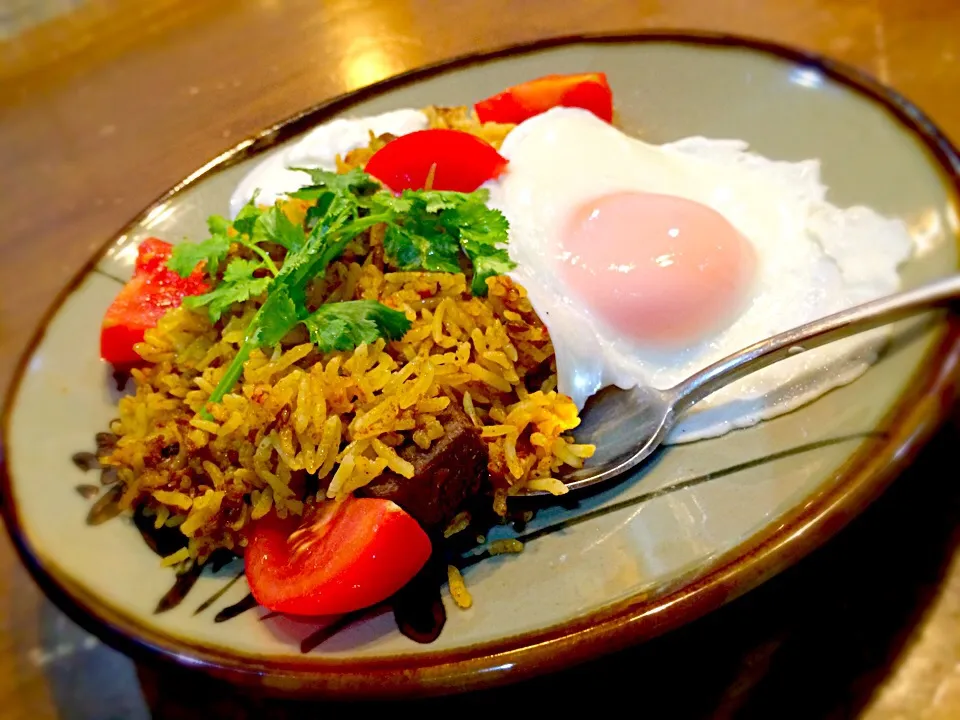 骨付きマトン🐑のビリヤニ、目玉焼き添え🍳|おかっぴーさん