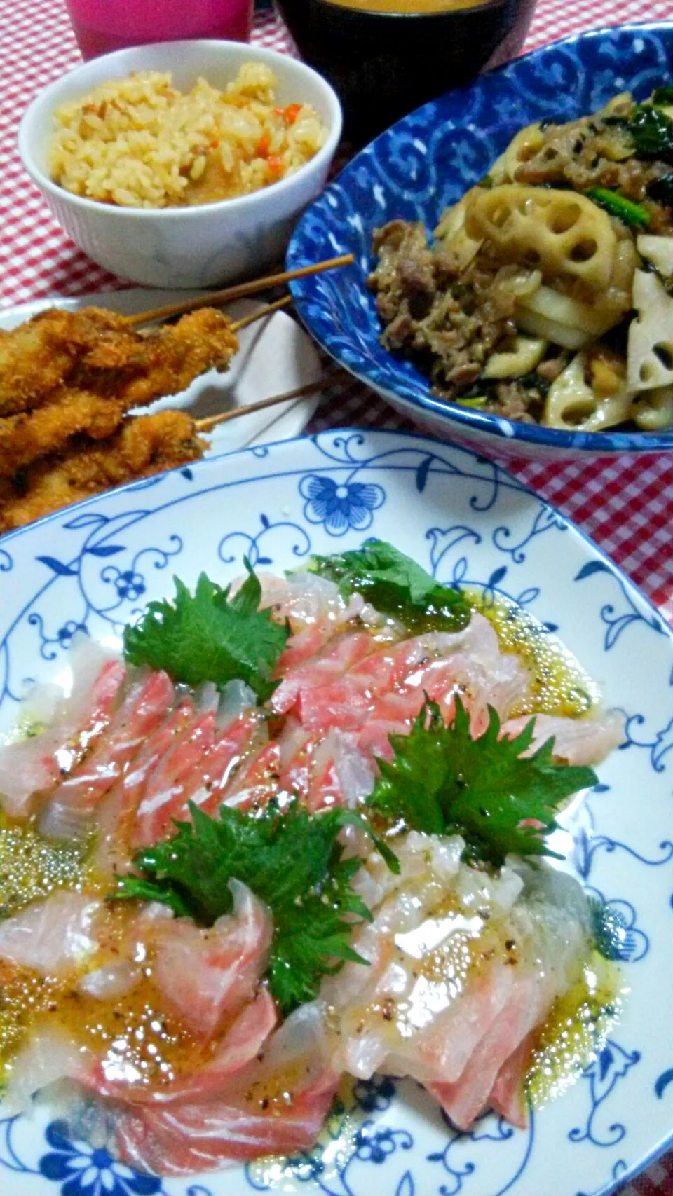 炊き込みごはん(鶏もも肉･筍･蒟蒻･人参･ごぼう)、甘辛炒め(牛小間肉･蓮根･ほうれん草･青ねぎ)、鯛カルパッチョ、あさり串揚げ(のりちゃん差し入れ)、お味噌汁(えのき･花麩･青ねぎ)|まあるさん