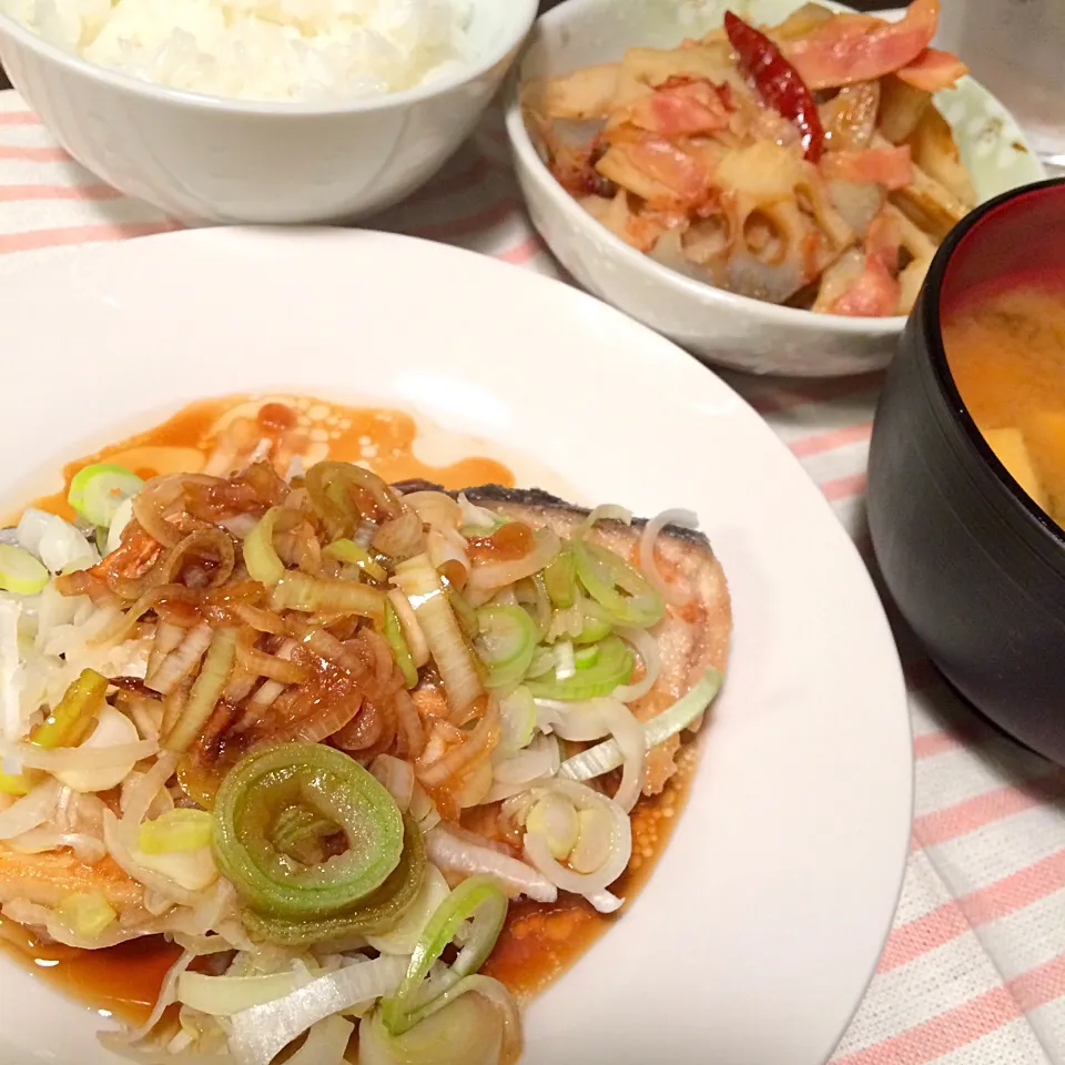 Snapdishの料理写真:ネギだくぶりポン/れんこんのバター醤油炒め/豆腐とわかめの味噌汁|ゆきてぃさん