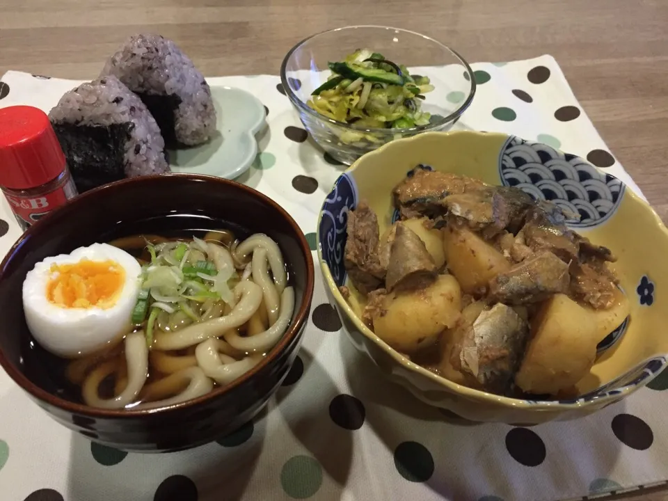 Snapdishの料理写真:うどん・チョー簡単！味付けなしサバ味噌煮缶とジャガイモ煮物・キャベツの塩昆布もみ漬け・雑穀米おにぎり|まーままさん