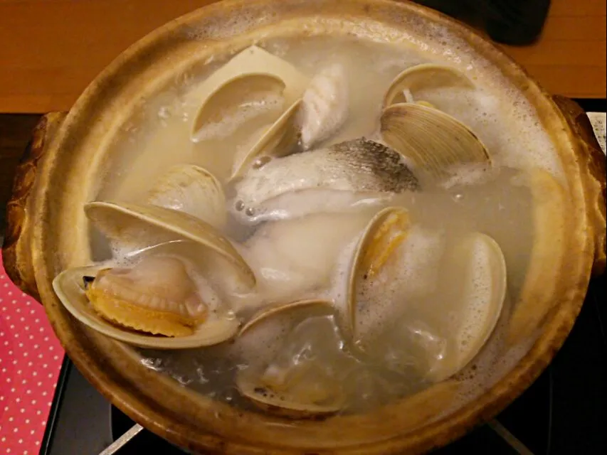 今日の湯豆腐
鱈、ホンビノス貝を入れてみました。
ポン酢、ゆず胡椒、鰹節で食べると美味い！|kamekameさん