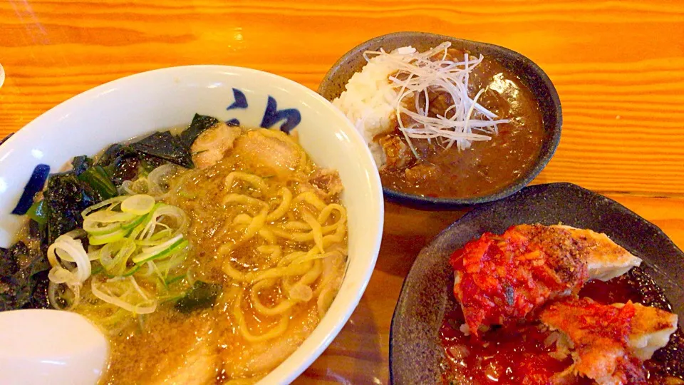 肉わかめラーメンと餃子(赤)にラーメン屋の半カレー♬|Hiroo  Higuchiさん