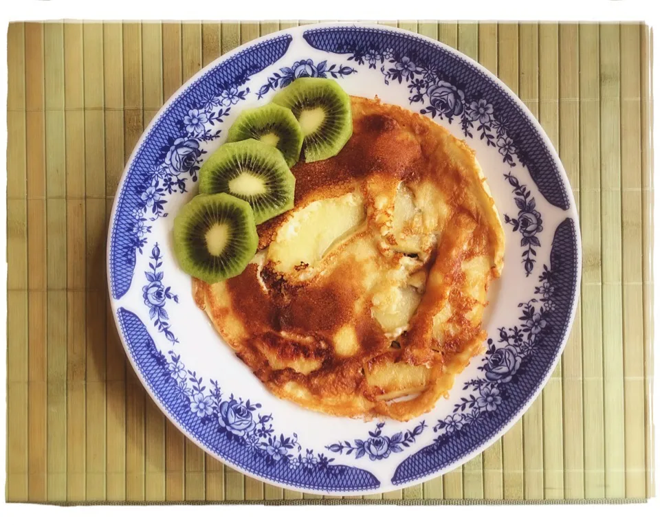 fluffy german apple pancakes 🍏 served with fresh fruits|CatzeMDさん