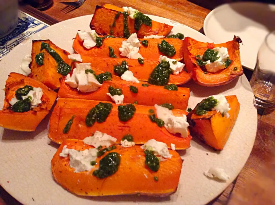 Roast butternut squash with goat's cheese and pesto|Mistaleさん