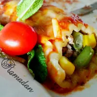 ground beef and veggie cannelloni with seasoned tomatoe sauce and topped with  mozorella cheese.|hebaさん